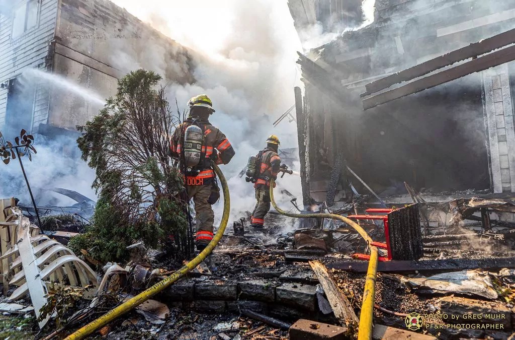Three dead after small plane crashes into Oregon townhomes