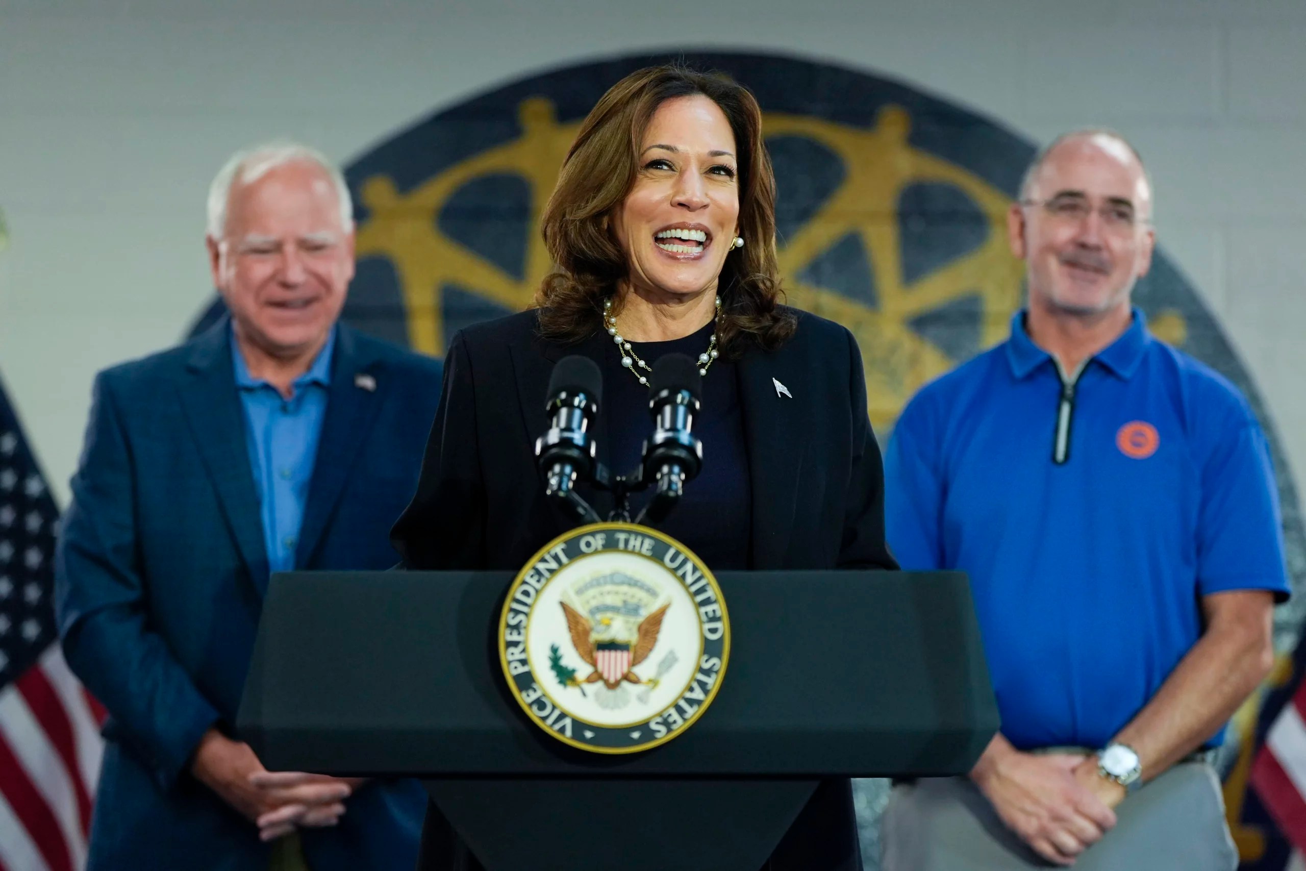 DNC targets MLB playoff game with banner calling Trump an ‘anti-union scab’