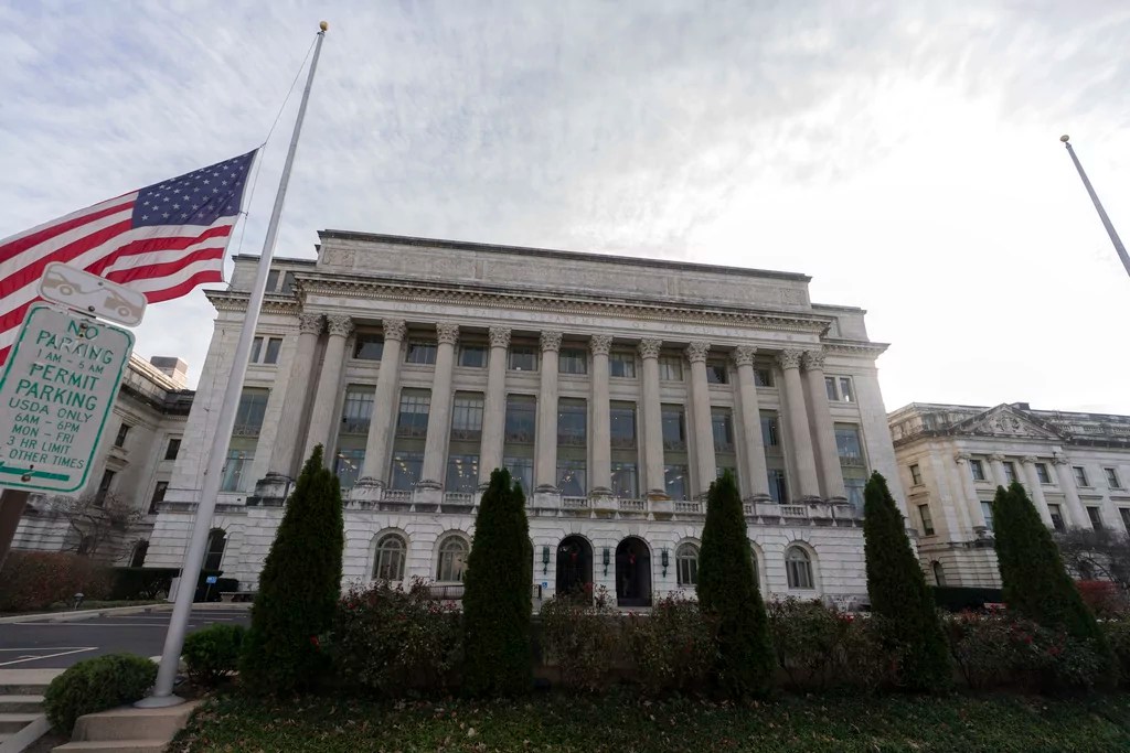 Move federal workers out West