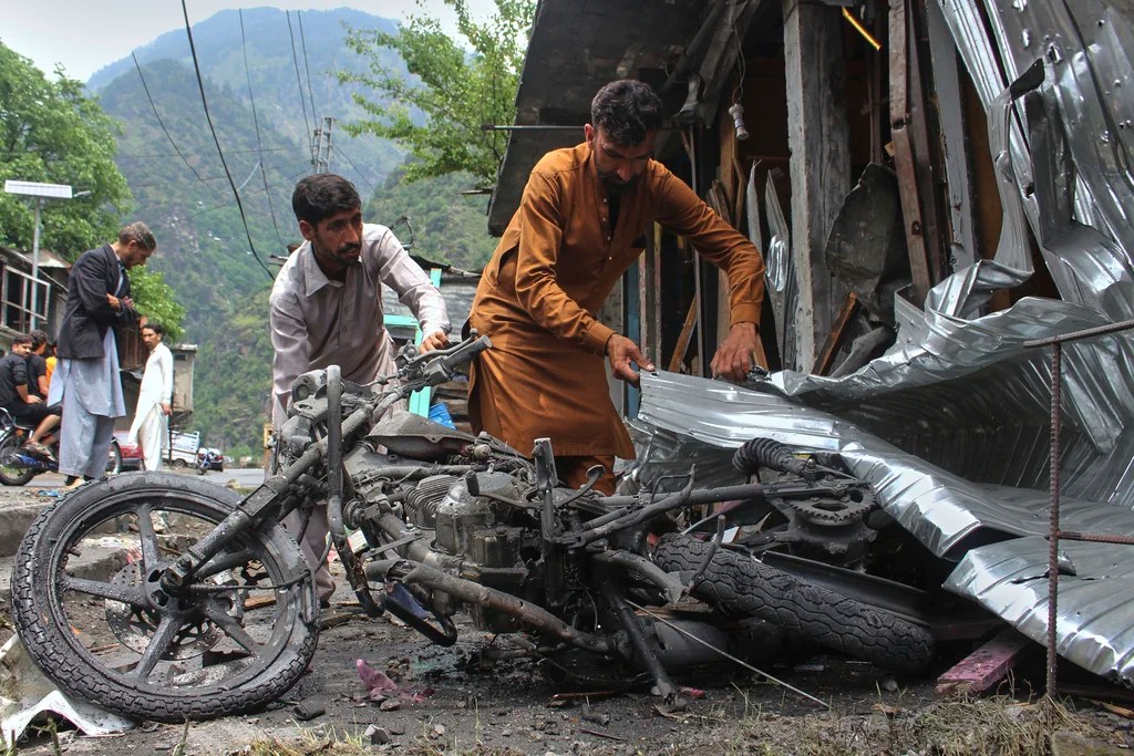 India and Pakistan ceasefire shaken by overnight clashes in Kashmir