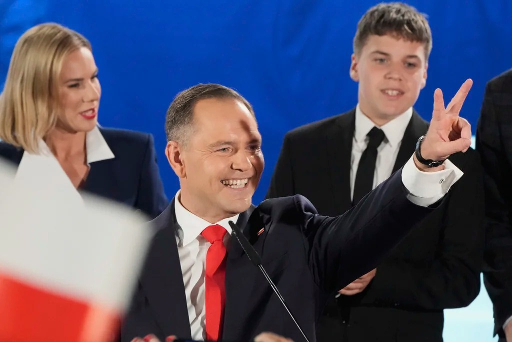 Poland aligns with US over Europe as Trump ally Nawrocki becomes president