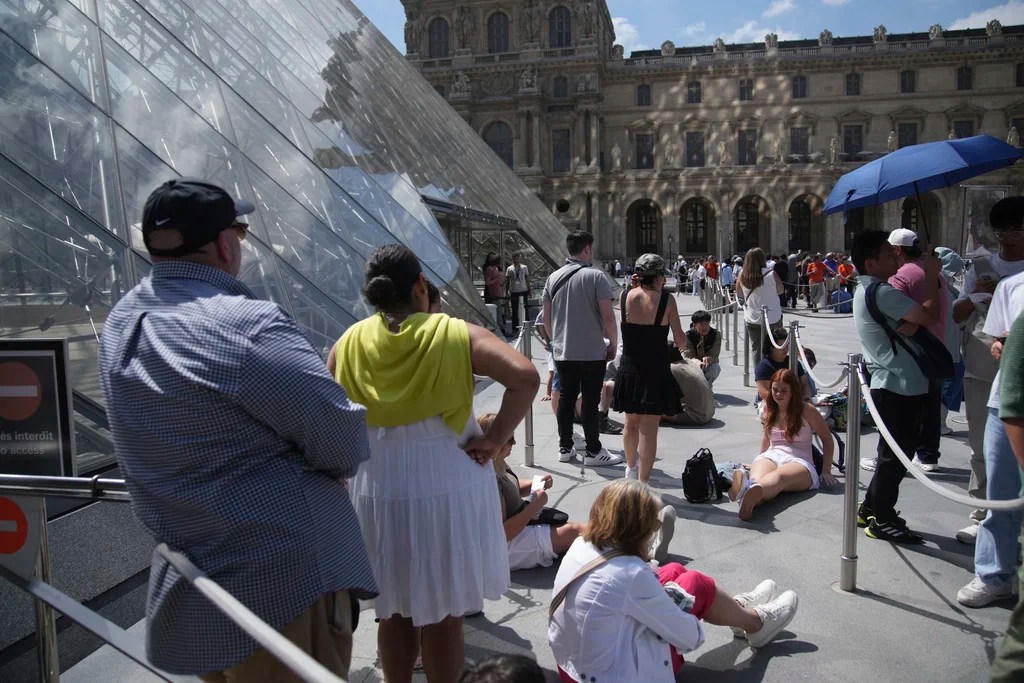 Louvre temporarily shuts down as employees strike over too many tourists