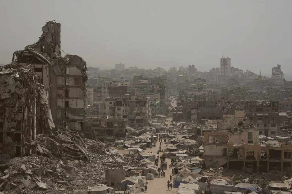 Israel and Hamas pressed by all comers to come to agreement